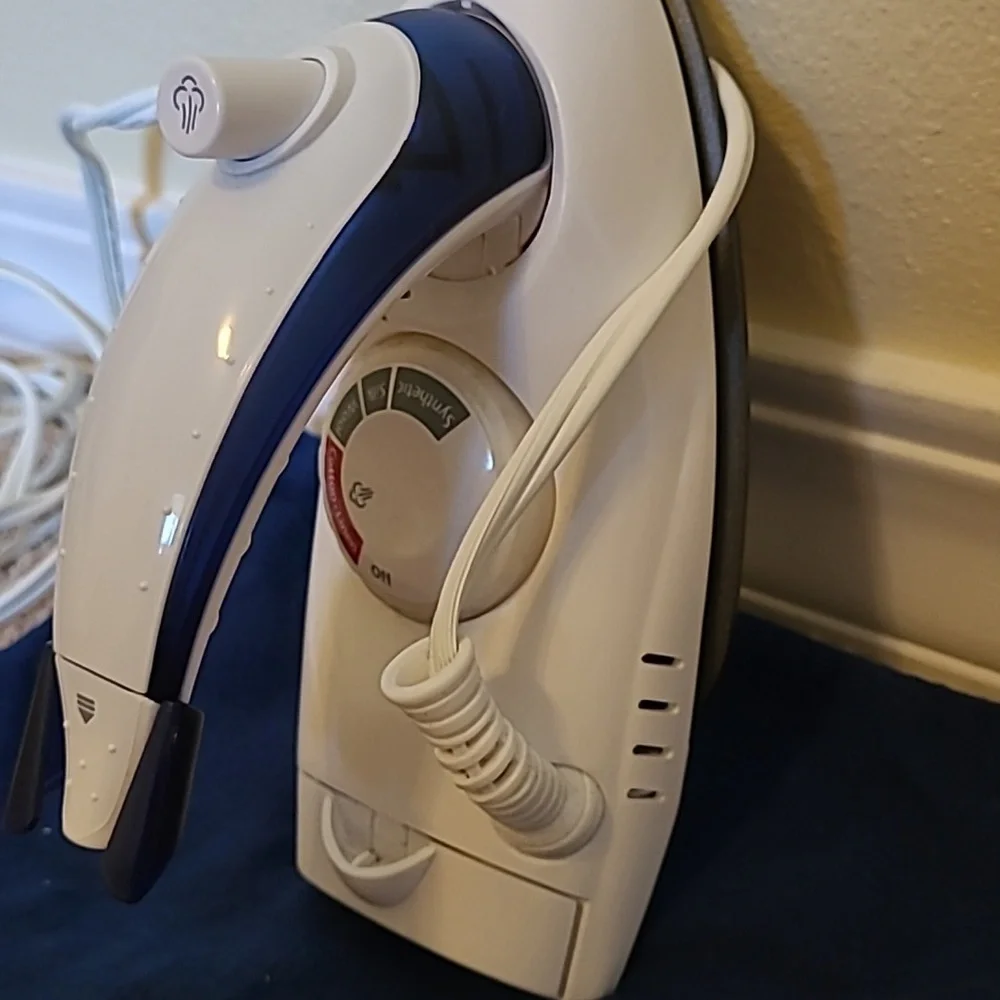 Sunbeam Travel Iron Model # 3932 - Picture 3 of 5